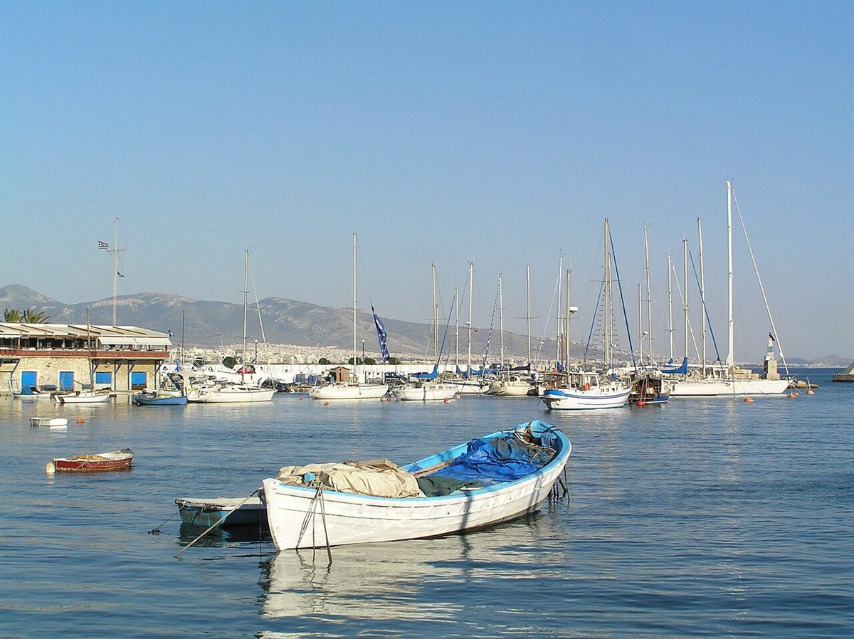 Το Μικρολίμανο κάτω από τον λόφο της Καστέλλας στον Πειραιά, το πιο ρομαντικό σημείο της πόλης για δείπνο με escort