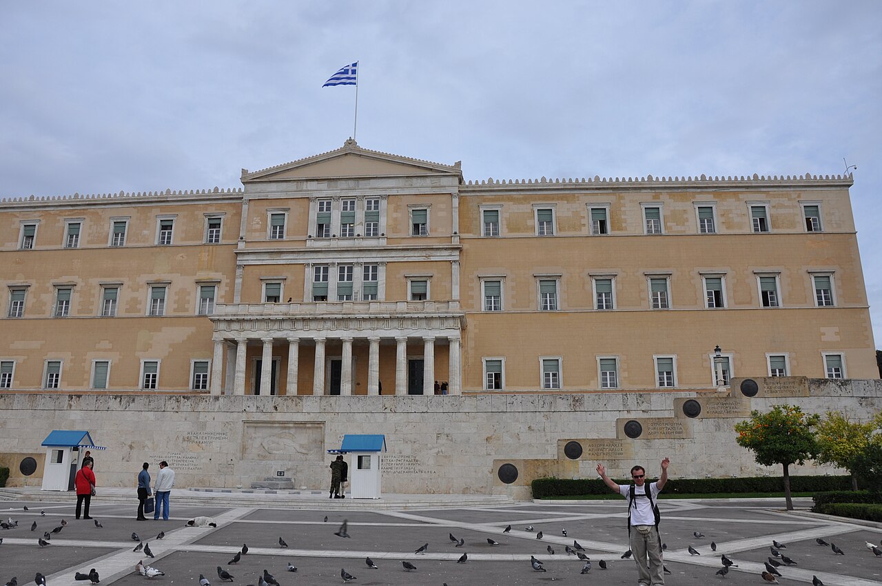 Το κτίριο της Βουλής και το Μνημείο του Άγνωστου Στρατιώτη στο Σύνταγμα, σημείο αναφοράς για συνάντηση με συνοδό στο κέντρο